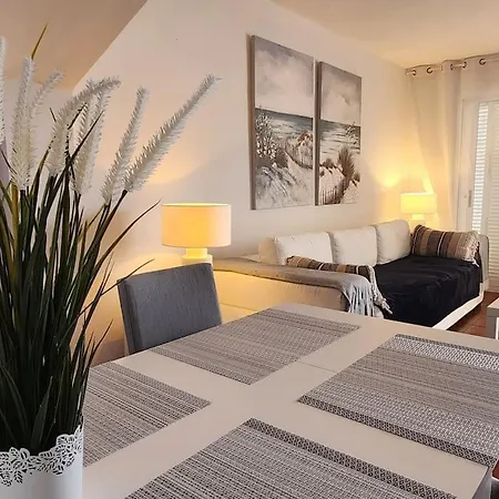 דירה Cosy With Large Terrace *